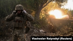 Ілюстраційне фото. Український військовий веде вогонь із гаубиці M109 по російських місцях, Донеччина, липень 2025 року