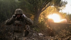 Український артилерист із 93-ої бригади «Холодний Яр» веде вогонь по російських позиціях поблизу Константинівки в Донецькій області. Липень 2025 року