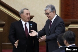 Nurszultan Nazarbajev (balra) 2019-ben ruházta át Tokajevre az elnöki címet (de megtartotta a befolyásos nemzetbiztonsági tanácsi elnöki posztot - egészen a 2022. januári zavargásokig).