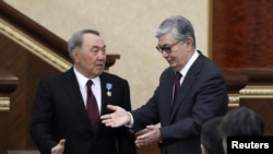 Бившият президент на Казахстан Нурсултан Назарбаев (вляво) и неговият наследник Касъм-Жомарт Токаев (вдясно)