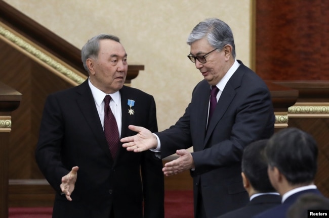 Nursultan Nazarbaev (majtas) më 2019 zgjodhi Qasym-Zhomart Toqaev në postin e presidentit të Kazakistanit.