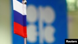 Російський прапор на тлі логотипу ОПЕК (ілюстративне фото)