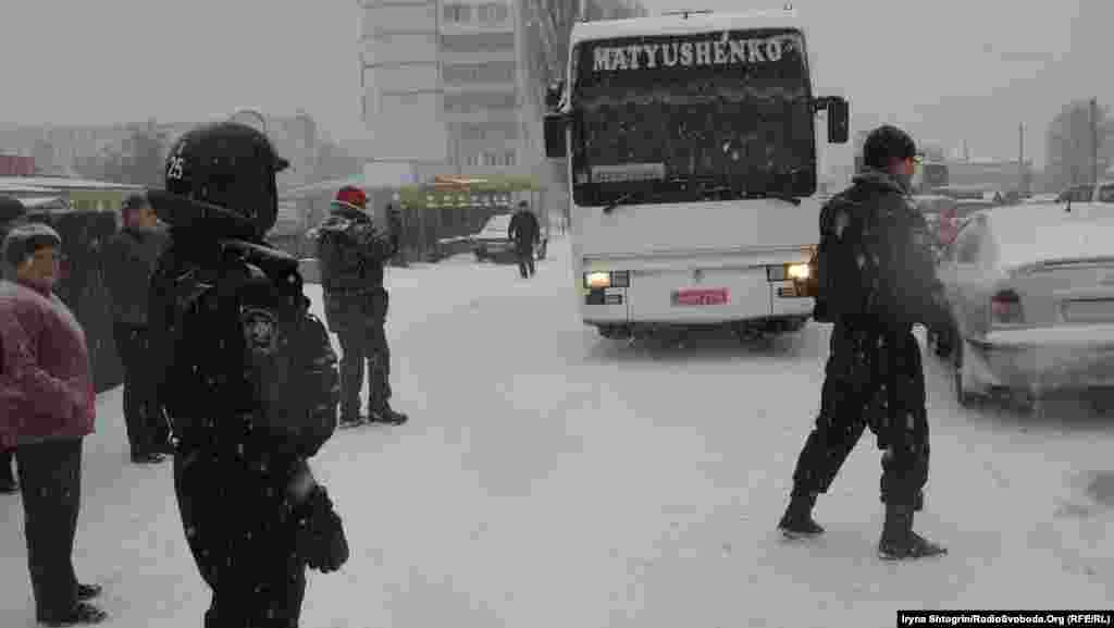 Ukraine -- Special unit "Tiger" prevented from leaving the military unit in Vasylkiv, 09Dec2013