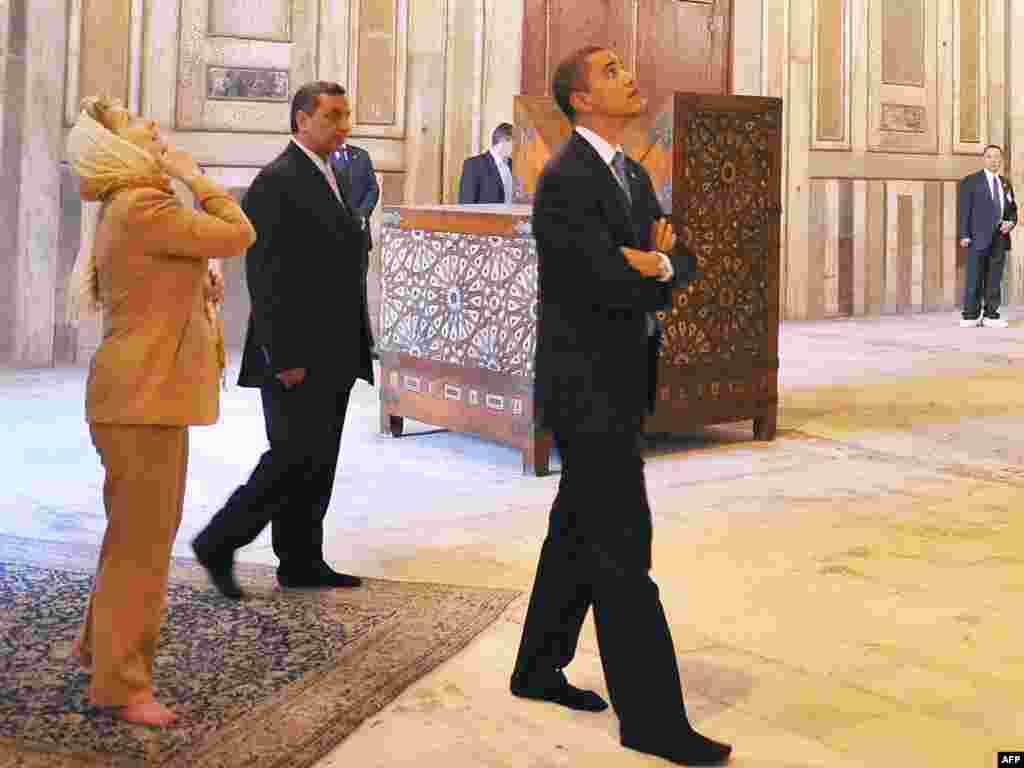 GYPT, Cairo : US President Barack Obama (C) and US Secretary of State Hillary Clinton (2nd-L) tour the Sultan Hassan Mosque in Cairo on June 4, 2009. Obama took a tour of the medieval mosque on a trip aimed at repairing rifts with the Muslim world. Obama walked around the Sultan Hassan mosque, one of the largest in the Islamic world, with Clinton, who was wearing a headscarf.