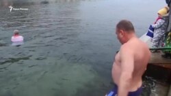 Как севастопольские «моржи» на Крещение купались (видео)