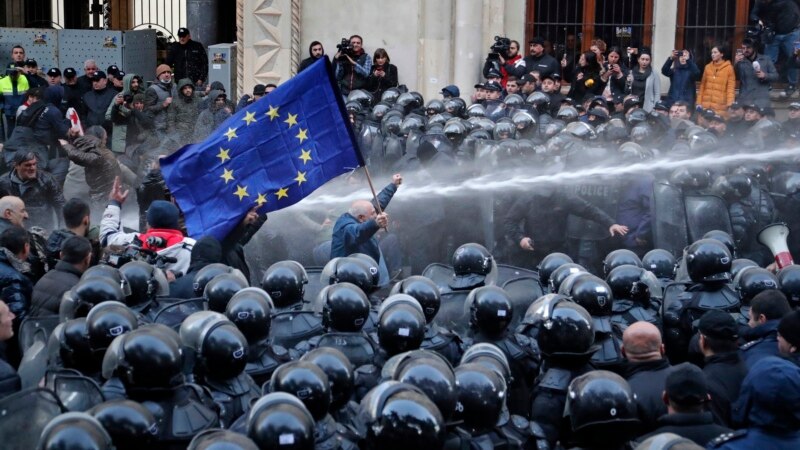 Грузиската полиција со водени топови против демонстрантие 