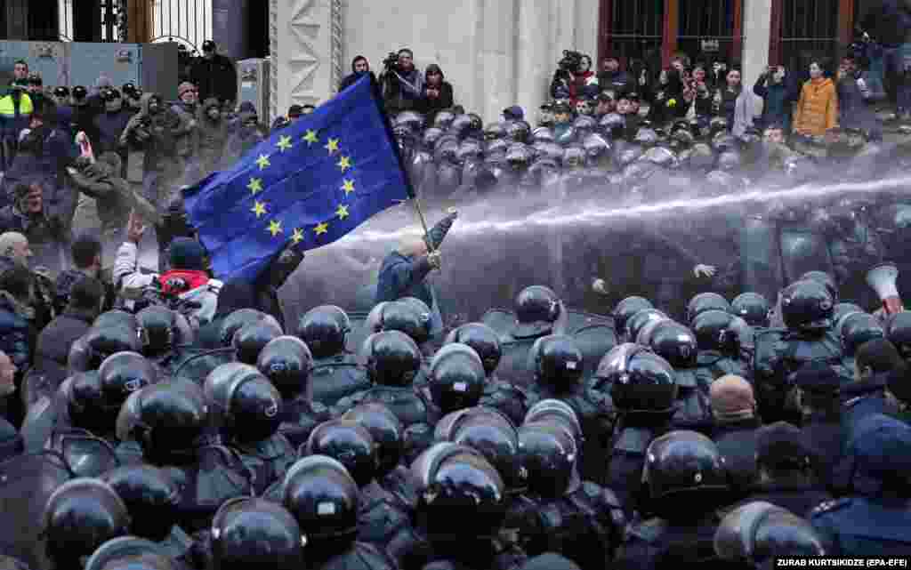 Georgian riot police disperse opposition supporters during a protest rally in front of the parliament building in Tbilisi on November 18. (epa-EFE/Zurab Kurtsikidze)