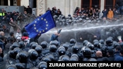 Tbiliside polisiýa protestçilere garşy suw toplaryny atýar. 18-nji noýabr, 2019 ý.