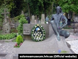 Могила Соломії Крушельницької на Личаківському цвинтарі у Львові