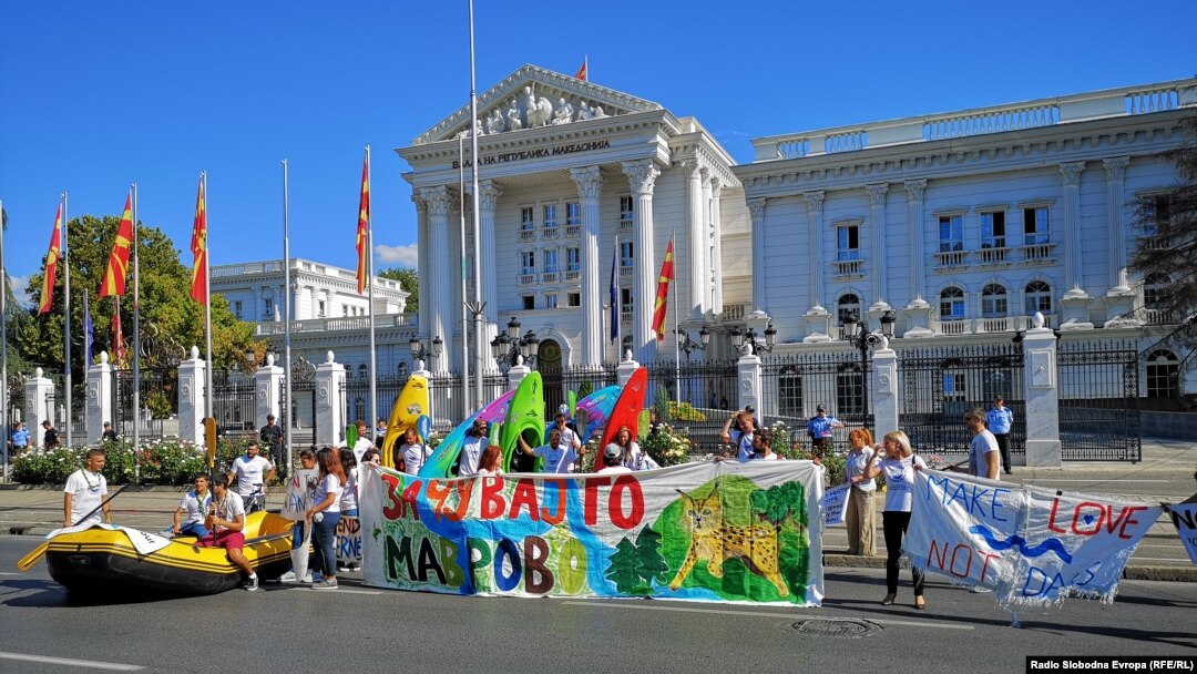 Собир на активистите „кајакареа“ пред Владата во Скопје.