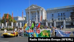 Собир на активистите „кајакареа“ пред Владата во Скопје.