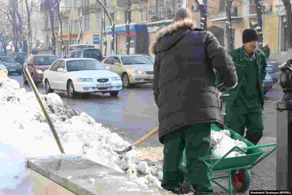 Алматыда қалың қарды тазалау үшін жұмысшылар күні-түні жұмыс істеді. Қала көшелерінде кептеліс пен жол апаттары көбейді. Алматы. 5 желтоқсан 2012 жыл. 
