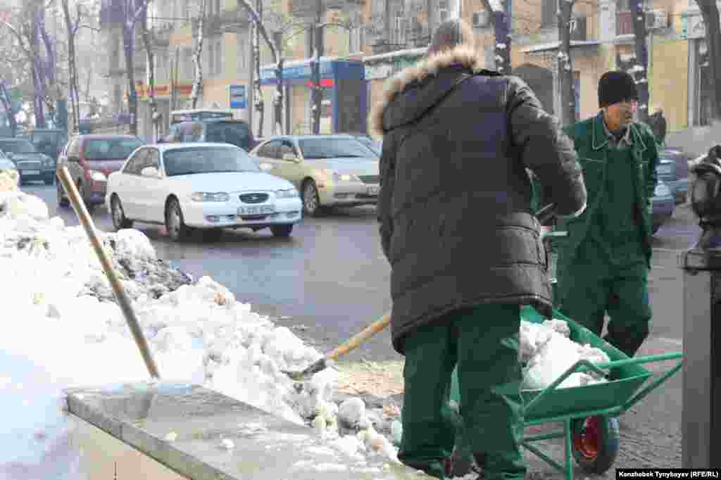 Алматыда қалың қарды тазалау үшін жұмысшылар күні-түні жұмыс істеді. Қала көшелерінде кептеліс пен жол апаттары көбейді. Алматы. 5 желтоқсан 2012 жыл.&nbsp;