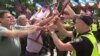 Протестувальники прорвали кордон поліції під Радою, вимагаючи пільг (відео)