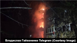 საჰაერო დარტყმის შედეგად ბინები დაიწვა სამ მაღალსართულიან შენობაში. 