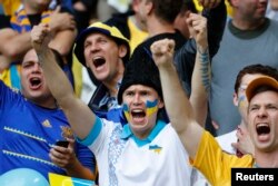 Українськи вболівальники під час матчу з Німеччиною. Лілль, 12 червня 2016 року