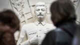 Диктаторът Йосиф Сталин, изобразен върху орелеф в чест на победата на СССР над нацистка Германия. Москва, метростанция "Таганска", 15 май 2025 