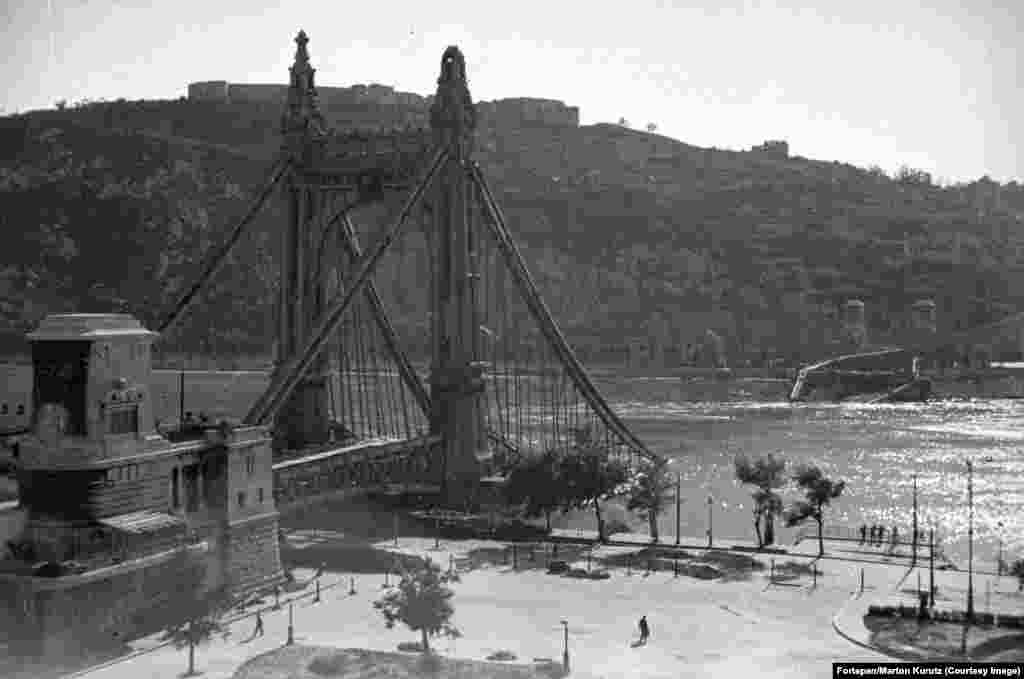 A Pestről Budára visszaszoruló német csapatok az összes Duna-hidat aláaknázták. 1945. január 17-én, Pest kiürítésének napján robbantották fel az Erzsébet hidat. Az első szovjet páncélos 1944. november 3-án jelent meg Budapest határában, december 25-én zárult a szovjet ostromgyűrű a főváros körül. A város elfoglalásáért indított hadművelet 108, a tényleges ostrom 102 napig tartott, 1945. február 13-án ért véget