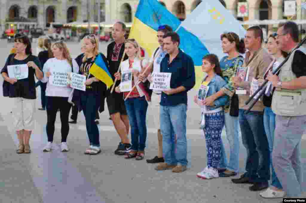 Украінцы Партугаліі на пікеце ў Лісабоне ў падтрымку блякады Крыму, 24 верасьня.