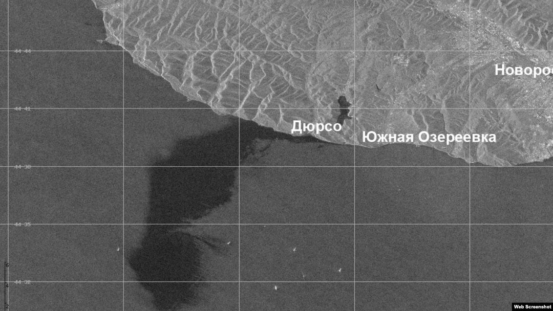 Imagini prin satelit obținute de la Academia de Științe a Rusiei care arată dimensiunile scurgerii de petrol din Marea Neagră. 