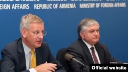 Armenia -- Head of European Union's Troika delegation Carl Bildt (left) and Minister of Foreign Affairs of Armenia Edward Nalbandian (right) at a press-conference in Yerevan, 20July2009