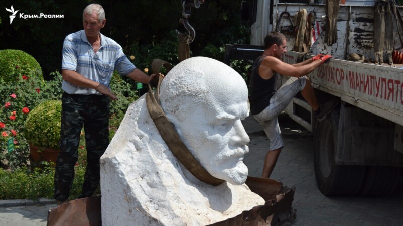 В Никитском ботсаду статую богини Флоры заменили на бюст Ленина (+фото, видео)