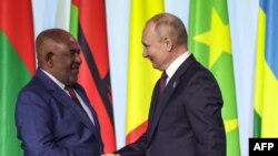 Президент России Владимир Путин и глава Африканского союза Азали Ассумани. Санкт-Петербург, Россия, 28 июля 2023 года