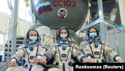 Kozmonautët rusë Sergei Ryzhikov, Sergei Kud-Sverchkov dhe astronautja e NASA-s Kathleen Rubins në Stacionin Ndërkombëtar të Hapësirës. Rusi, 23 shtator. 2020.