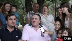 Cоседи заспорили, насколько применим к Депардье эпитет "красавчик": те, кто помнил его в основном по ранним фильмам, например, "Папаши", спорили с теми, кто помнит по поздним...