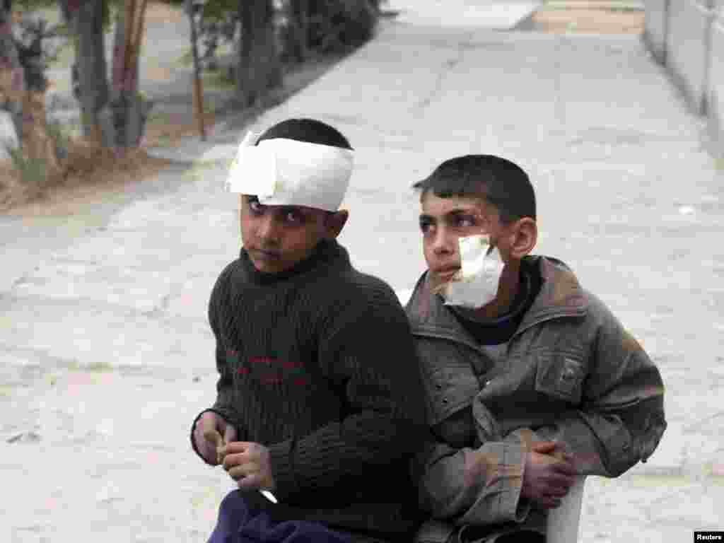Irak - Dječaci ranjeni u bombaškom napadu ispred osnovne škole u Mussayabu, 23.02.2012. Foto: Reuters / Mushtaq Muhammed 