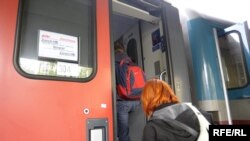 Putnici se ukrcavaju u voz na železničkoj stanici u Beogradu