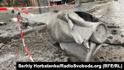 Частина російської авіабомби «ФАБ-1500» у центрі Краматорська, 8 лютого 2026 року