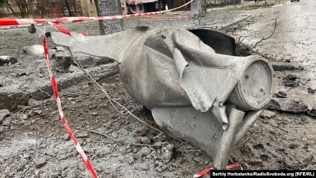 Частина російської авіабомби «ФАБ-1500» у центрі Краматорська, 8 лютого 2026 року