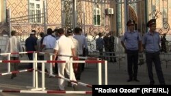 У мечети в Таджикистане. Иллюстративное фото.