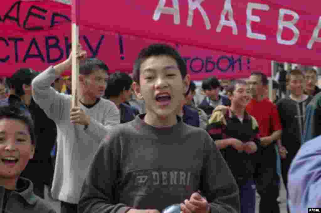 В акции протеста замечены подростки.