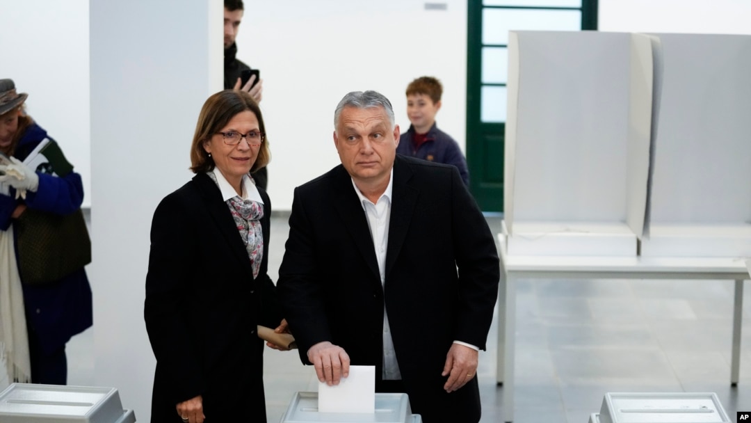 Premierul naționalist al Ungariei, Viktor Orban, în momentul votului, alături de soția sa. 