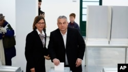 Orbán Viktor és felesége, Lévai Anikó leadja szavazatát a parlamenti választáson és népszavazáson 2022. április 3-án