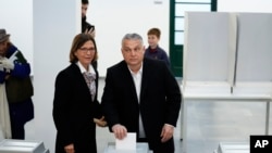 Viktor Orban, aktuelni mađarski premijer, ubacuje glasački listić u biračku kutiju u Budimpešti 3. aprila 2022.