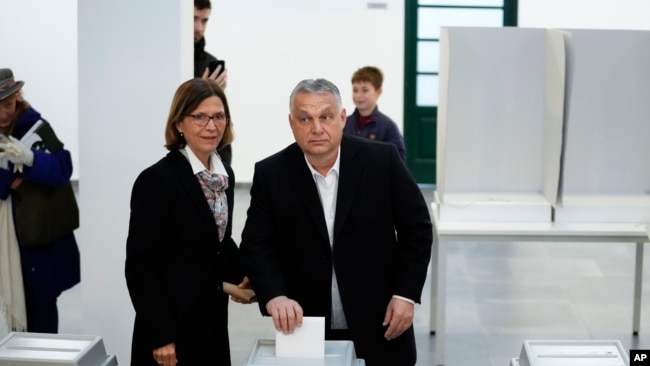 Viktor Orban, aktuelni mađarski premijer, ubacuje glasački listić u biračku kutiju u Budimpešti 3. aprila 2022.