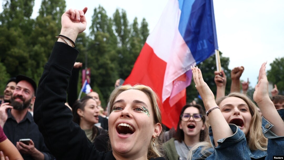 7 iulie 2024 - Franța, după anunțarea rezultatelor exit poll-urilor pentru alegerile parlamentare anticipate.