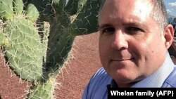 Paul Whelan, fotoarhiv