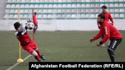 دامهال دغه لوبغاړې خپل تمرینات د فوټبال فدراسیون د روزنونکو تر نظر لاندې پیل کړي.