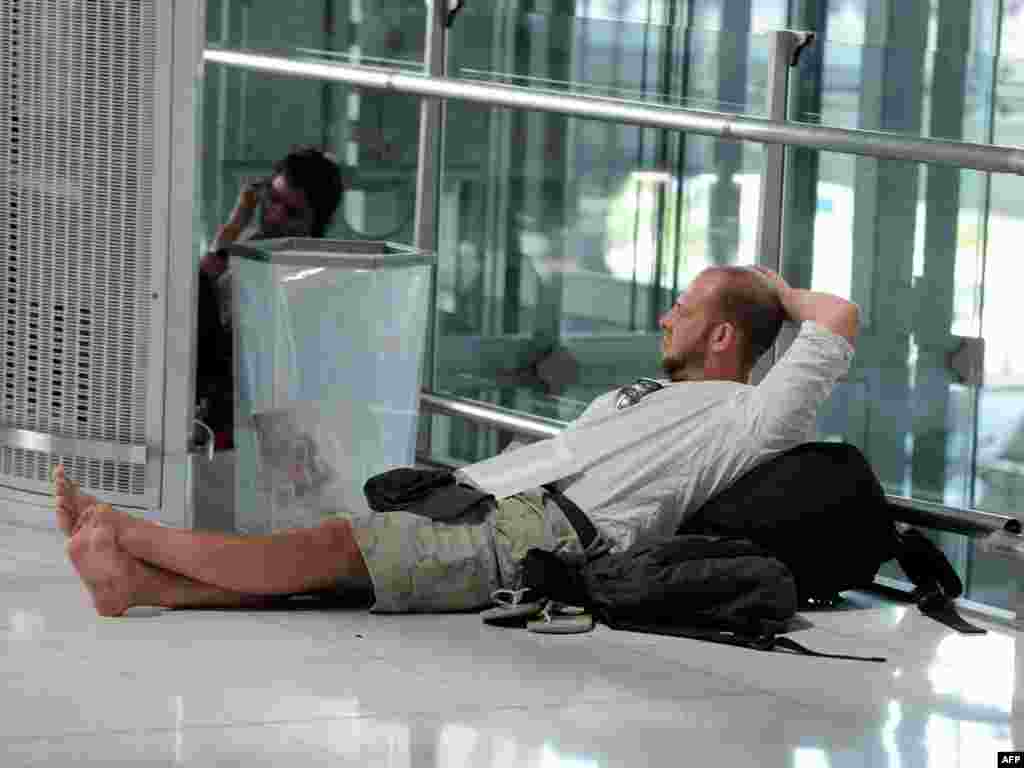 Пасажыр чакае ў залі адлётаў у Бангкоку