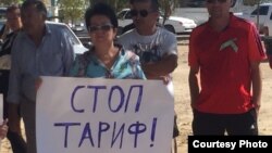 Участники митинга против повышения тарифов и загрязнения окружающей среды. Атырау, 20 сентября 2015 года.