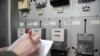 Regulatorni ured za energetiku na Kosovu je odobrio nove tarife, prema kojima će svi koji na mesečnom nivou potroše više od 800 kilovata plaćati uvećane račune za struju. Za one koji ne troše više od 800 kilovata, cena električne energije se ne menja (ilustrativna fotografija)