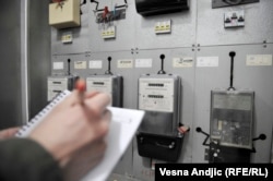 U ovom trenutku Srbija troši trećinu više električne energije nego što proizvede (fotografija: očitavanje utroška električne energije)