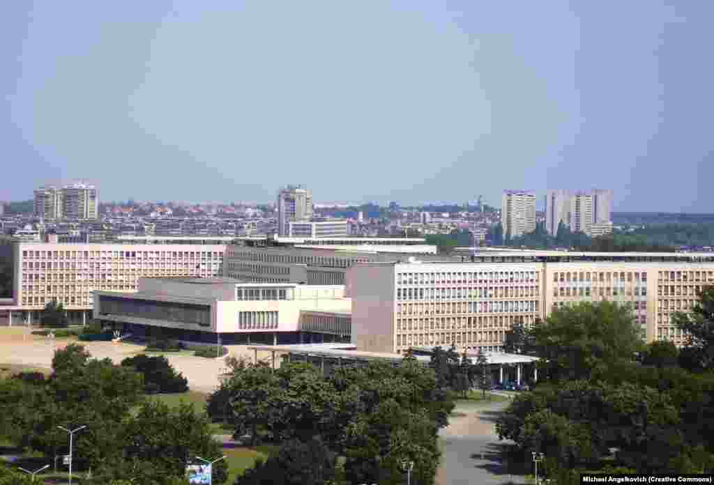Белградские власти рассматривают возможность использовать интерес к архитектуре бывшей Югославии, открыв доступ во Дворец Сербии (на фото) для посетителей, сообщает Reuters.
