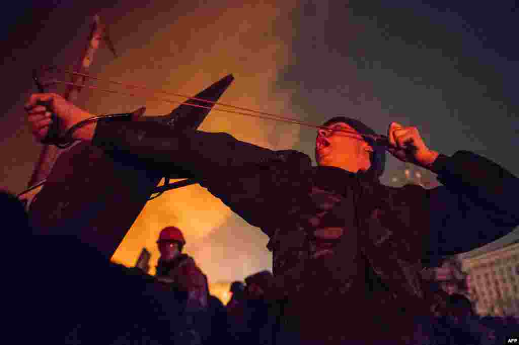 Kiyev 20 fevral 2014. Etirazçılar əldəqayrma silahla müqavimət göstərirlər