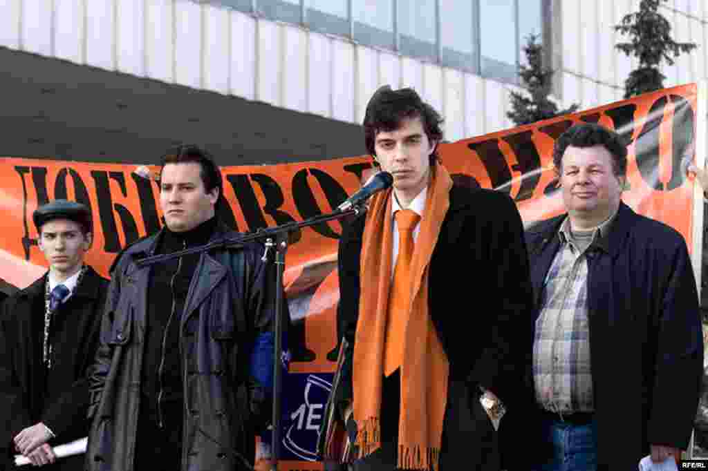 и другие представители оппозиционных сил.