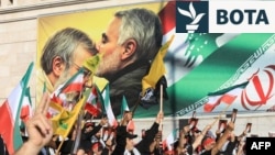 Mbështetësit e Hezbollahut të Libanit mbajnë fotografi të udhëheqësit të ndjerë suprem të Iranit, ajatollah Ali Khamenei, gjatë një tubimi pranë Ambasadës iraniane në Bejrut, në qershor 2025.